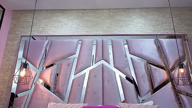 ThaliaCross online show from 15, 4, 2026