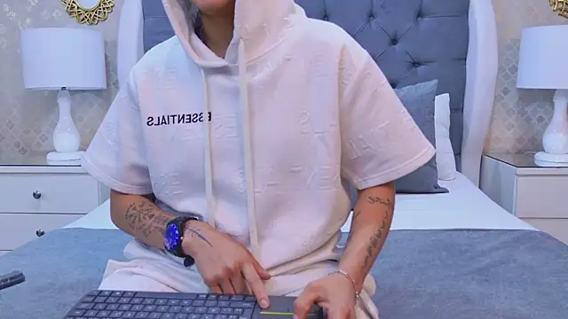 ZoeKrug online show from 29, 10, 2025