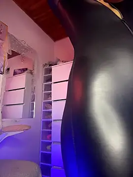 Dannaa Lovs online show from 23, 4, 2026