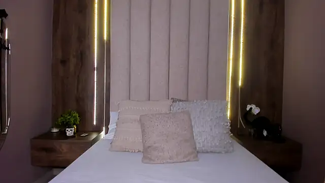 LucySalvatore  online show from 11, 10, 2025