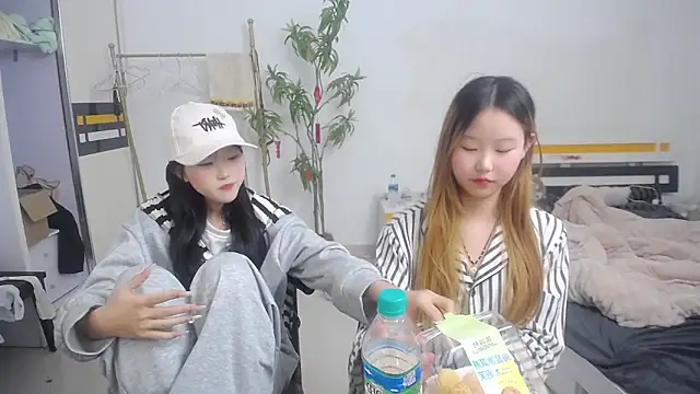 Snapshot of Babygirls523 chatting on 23, 10, 2025 Babygirls523 online show from 23, 10, 2025