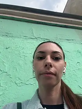 Amelie Crosby online show from 4, 6, 2026
