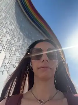 Amelie Crosby online show from 8, 6, 2026