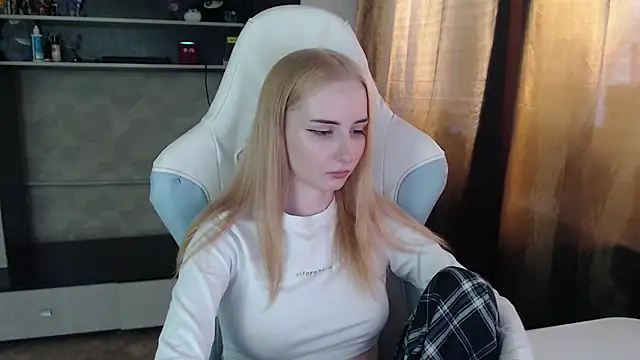 Snapshot of Cutti_Crystal chatting on 10, 3, 2026 Cutti Crystal online show from 10, 3, 2026