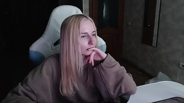 Snapshot of Cutti_Crystal chatting on 12, 4, 2026 Cutti Crystal online show from 12, 4, 2026