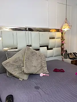 Skylar Smith  online show from 23, 4, 2026