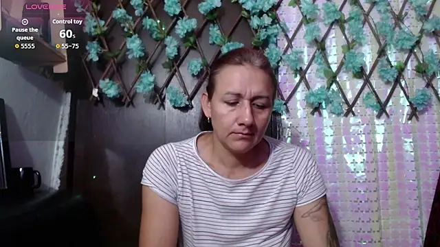 Snapshot of darling_hott chatting on 21, 10, 2025 darling hott online show from 21, 10, 2025