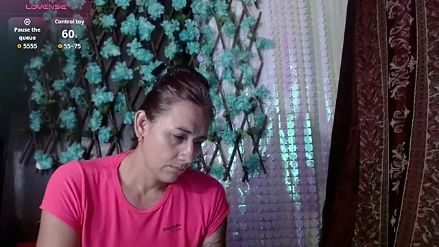 Snapshot of darling_hott chatting on 6, 11, 2025 darling hott online show from 6, 11, 2025