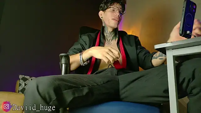 Snapshot of david_huge chatting on 4, 7, 2026 david huge online show from 4, 7, 2026