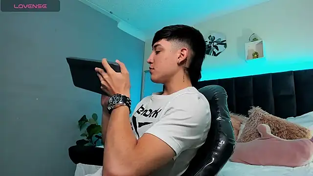 Snapshot of Ares_di_martin chatting on 6, 10, 2025 Ares di martin online show from 6, 10, 2025