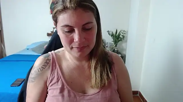 Snapshot of Secret_Bella chatting on 18, 11, 2025 Secret Bella online show from 18, 11, 2025