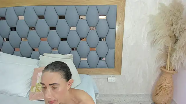 Snapshot of crystal_sm chatting on 24, 11, 2025 crystal sm online show from 24, 11, 2025