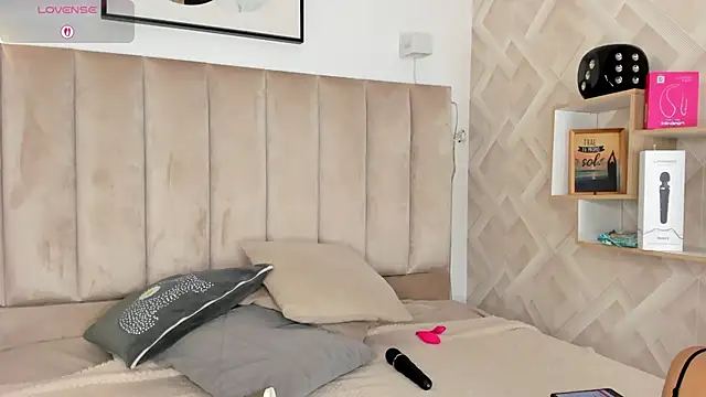 Clhoe Johnson online show from 21, 10, 2025