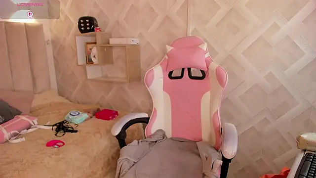 Clhoe Johnson online show from 21, 4, 2026