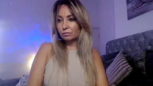 Snapshot of AngeleyesUK chatting on 9, 9, 2025 AngeleyesUK online show from 9, 9, 2025