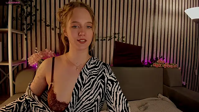 Snapshot of Casey_Sweeet chatting on 4, 6, 2026 Casey Sweeet online show from 4, 6, 2026