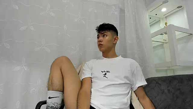 Snapshot of LoganTwink18 chatting on 12, 9, 2025 LoganTwink18 online show from 12, 9, 2025