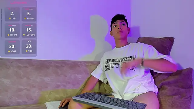 Snapshot of LoganTwink18 chatting on 31, 10, 2025 LoganTwink18 online show from 31, 10, 2025