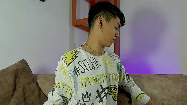 Snapshot of LoganTwink18 chatting on 2, 11, 2025 LoganTwink18 online show from 2, 11, 2025