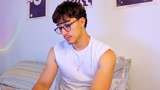 Snapshot of LatinReall chatting on 24, 9, 2025 LatinReall online show from 24, 9, 2025