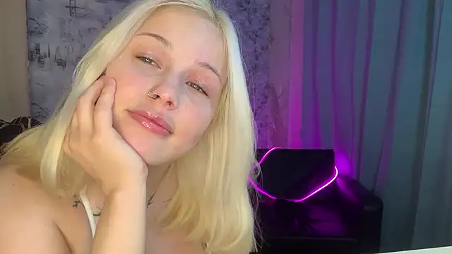 Mia Sakuraa online show from 15, 9, 2025