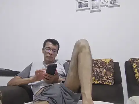 skinnylatino51 online show from 17, 7, 2026