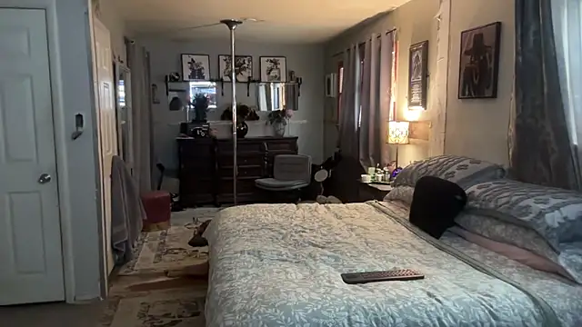 sexyred77713 online show from 6, 2, 2026