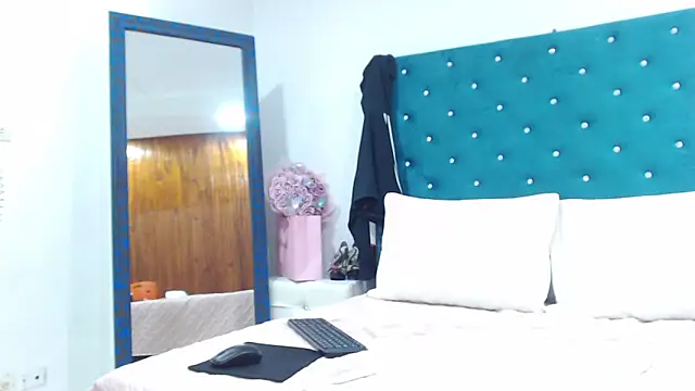 KimScarleth online show from 3, 10, 2025