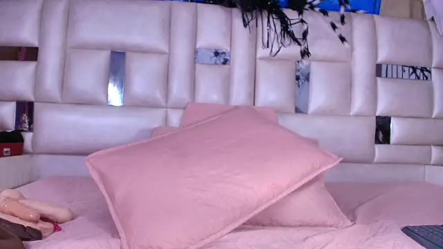 emmacurvy online show from 26, 10, 2025