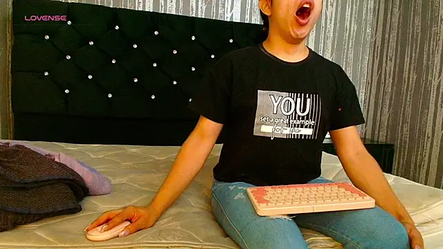 Alicee Moonn online show from 23, 4, 2026