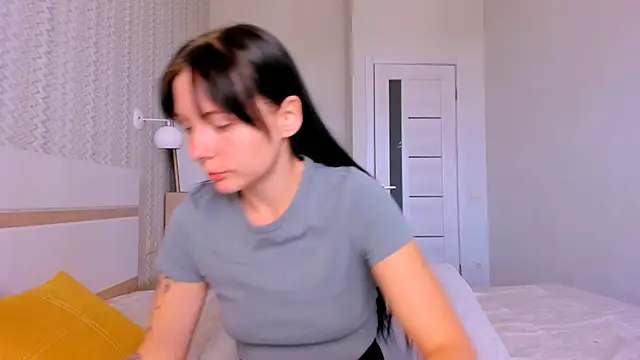 Elle Pearl  online show from 11, 9, 2025