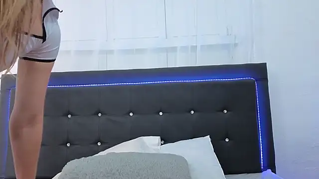 Angiehuston1 online show from 17, 9, 2025