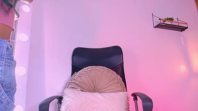 Snapshot of TiffValentinee_ chatting on 6, 10, 2025 TiffValentinee online show from 6, 10, 2025