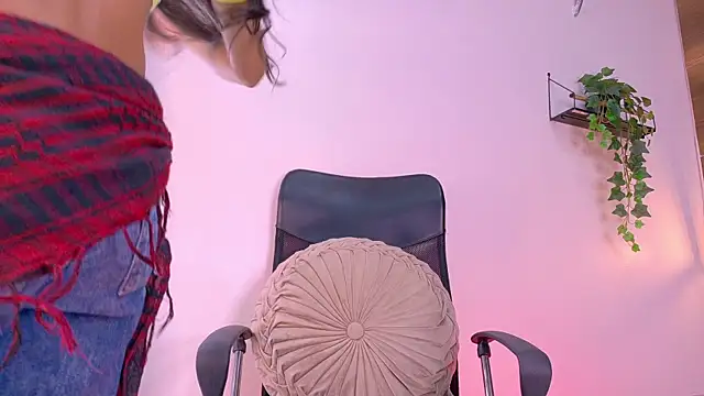 Snapshot of TiffValentinee_ chatting on 13, 10, 2025 TiffValentinee online show from 13, 10, 2025