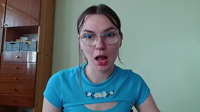 LooveELLYx online show from 10, 10, 2025