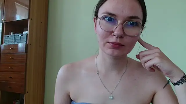 Snapshot of LooveELLYx chatting on 4, 8, 2026 LooveELLYx online show from 4, 8, 2026