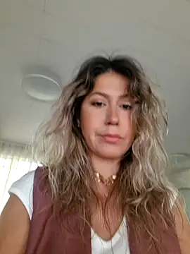 Snapshot of CelynaRoss chatting on 5, 7, 2026 CelynaRoss online show from 5, 7, 2026