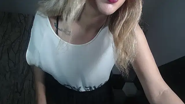 Snapshot of AntonellaBlanc chatting on 6, 10, 2025 AntonellaBlanc online show from 6, 10, 2025