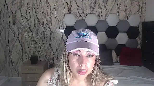 Snapshot of AntonellaBlanc chatting on 24, 10, 2025 AntonellaBlanc online show from 24, 10, 2025