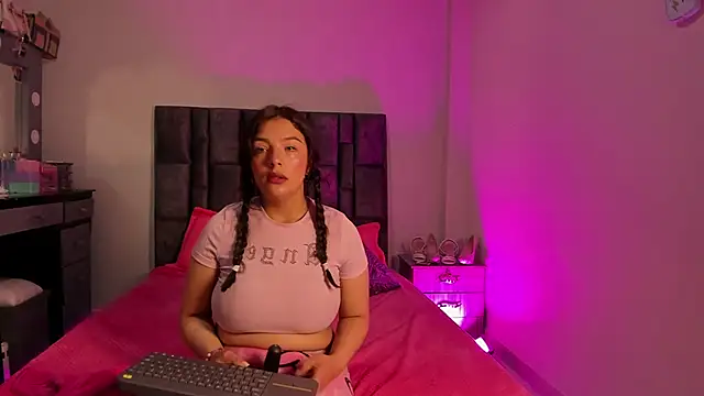 Esmeraldaa- online show from 26, 11, 2025