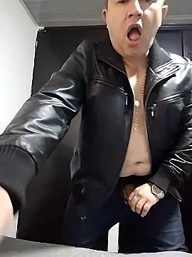 BigCristh79 online show from 8, 4, 2026