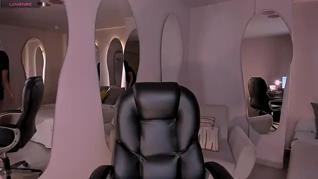 SarahYates online show from 13, 4, 2026