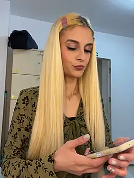 SelenaDaze online show from 25, 4, 2026