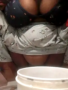Dassing strip couple online show from 9, 6, 2026