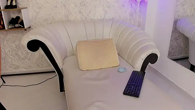 aura sanders1 online show from 21, 4, 2026