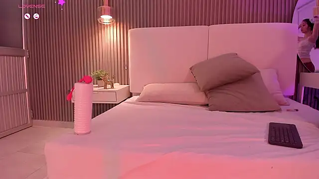 Snapshot of juliie_star chatting on 18, 3, 2026 juliie star online show from 18, 3, 2026