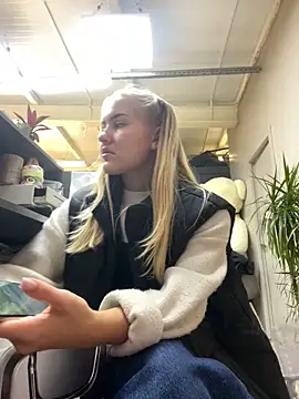 Snapshot of CandyVice chatting on 10, 10, 2025 CandyVice online show from 10, 10, 2025