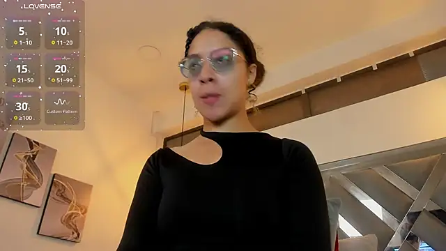 Hanna Cornee  online show from 6, 11, 2025