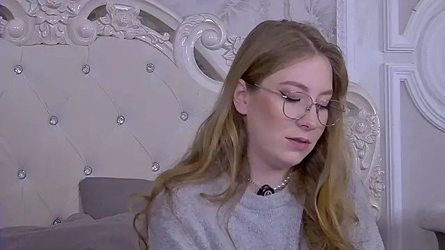 Snapshot of MiaEuphoria_ chatting on 8, 10, 2025 MiaEuphoria online show from 8, 10, 2025