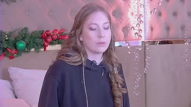 Snapshot of MiaEuphoria_ chatting on 22, 12, 2025 MiaEuphoria online show from 22, 12, 2025